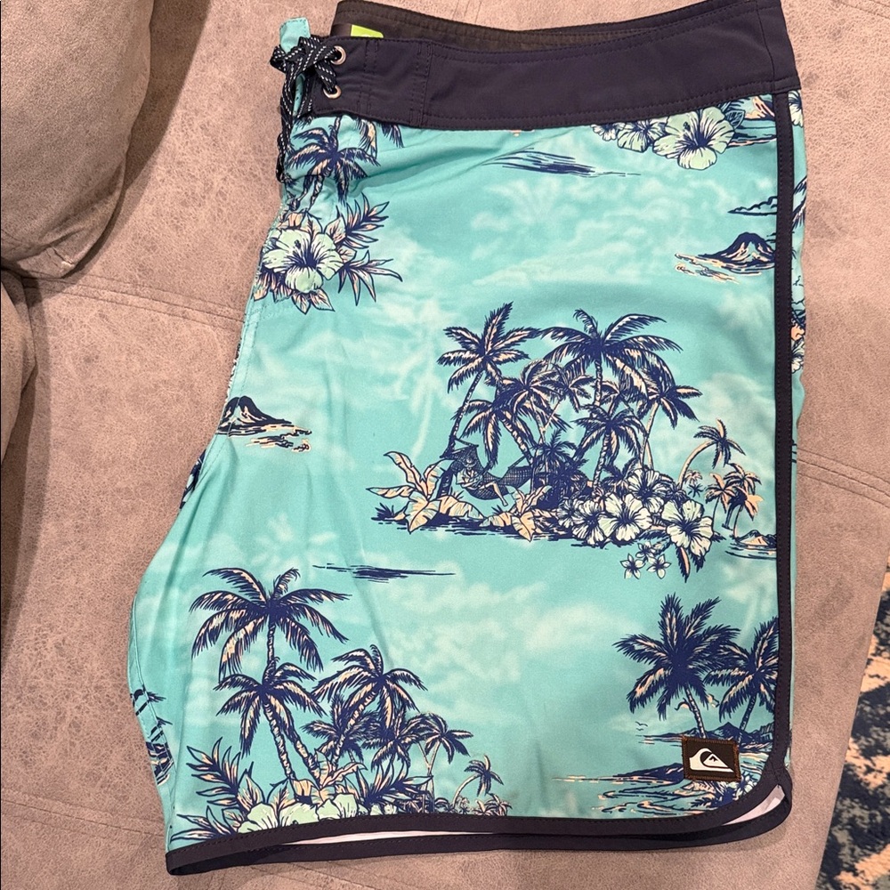 Quiksilver Aqua and Navy Island Print Board Shorts Men’s Size 44